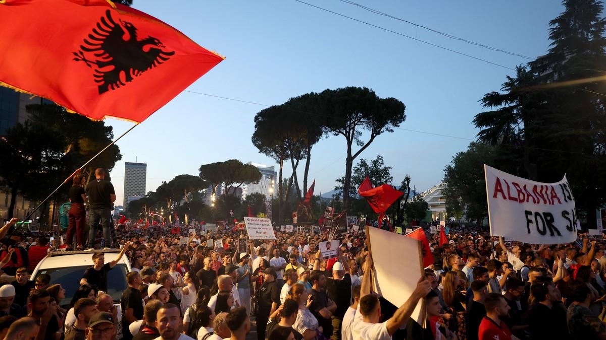 (foto)-haos-u-tirani-se-nastavlja-najmasovniji-protest-dosad,-gradani-traze-ostavku-rame,-kipte-od-besa-zbog-trampovog-zeta (foto)-haos-u-tirani-se-nastavlja-najmasovniji-protest-dosad,-gradani-traze-ostavku-rame,-kipte-od-besa-zbog-trampovog-zeta