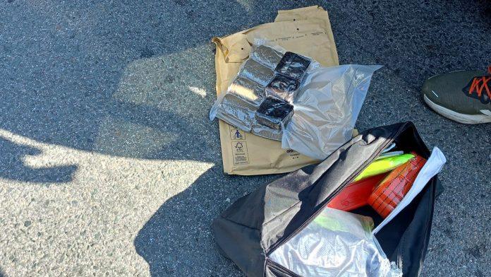 (foto,-video)-munjevita-akcija-policije-kod-sremske-mitrovice-prilaze-autu,-vozaca-bacaju-na-zemlju,-a-zbog-onog-sto-su-mu-pronasli-ekspresno-je-uhapsen