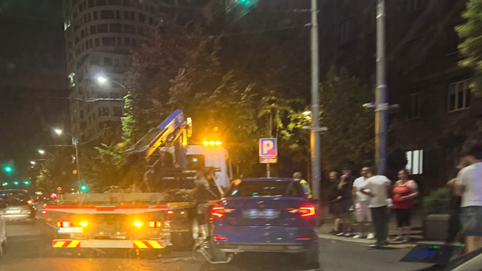 (foto)-nesreca-u-kneza-milosa!-policija-na-licu-mesta,-stvaraju-se-zastoji