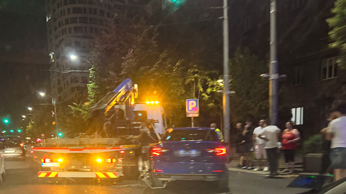 (foto)-nesreca-u-kneza-milosa!-policija-na-licu-mesta,-stvaraju-se-zastoji (foto)-nesreca-u-kneza-milosa!-policija-na-licu-mesta,-stvaraju-se-zastoji