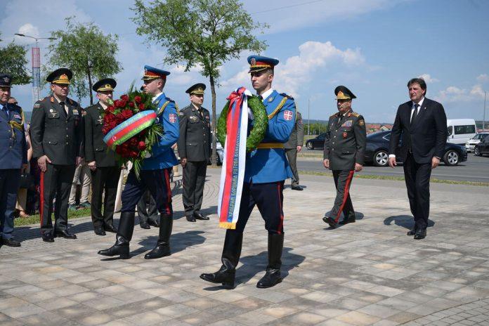 ministar-gasic-i-ministar-azerbejdzana-u-krusevcu:-polozili-vence-i-odali-pocast-palim-pripadnicima-vojske-i-policije-(foto)