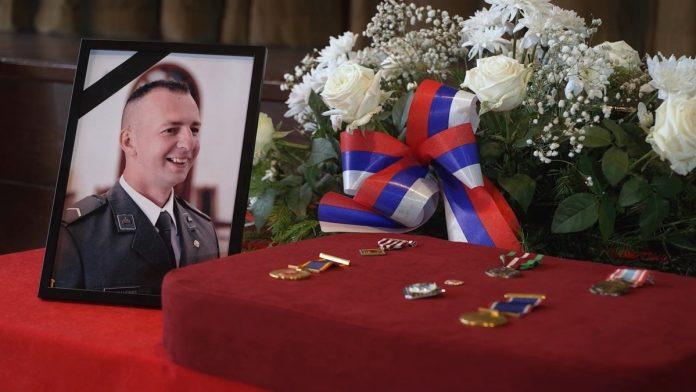 (foto)-posthumno-dobio-5-medalja-za-hrabrost,-najvisa-urucena-njegovoj-supruzi:-srbija-se-oprostila-od-heroja-milovana,-stradalog-u-mirovnoj-misiji-u-libanu