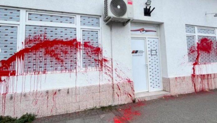 vandalski-napad-na-stranacke-prostorije-oglasio-se-oo-sns-surcin:-nasilje-i-mrznja-nikad-nece-pobediti-pristojnu-srbiju-(foto/video)
