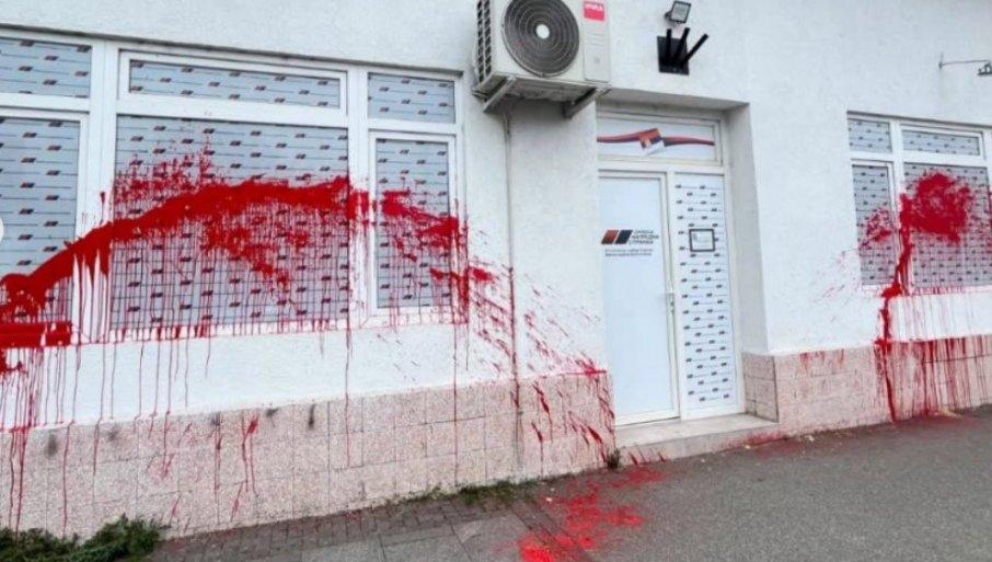 vandalski-napad-na-stranacke-prostorije-oglasio-se-oo-sns-surcin:-nasilje-i-mrznja-nikad-nece-pobediti-pristojnu-srbiju-(foto/video) vandalski-napad-na-stranacke-prostorije-oglasio-se-oo-sns-surcin:-nasilje-i-mrznja-nikad-nece-pobediti-pristojnu-srbiju-(foto/video)