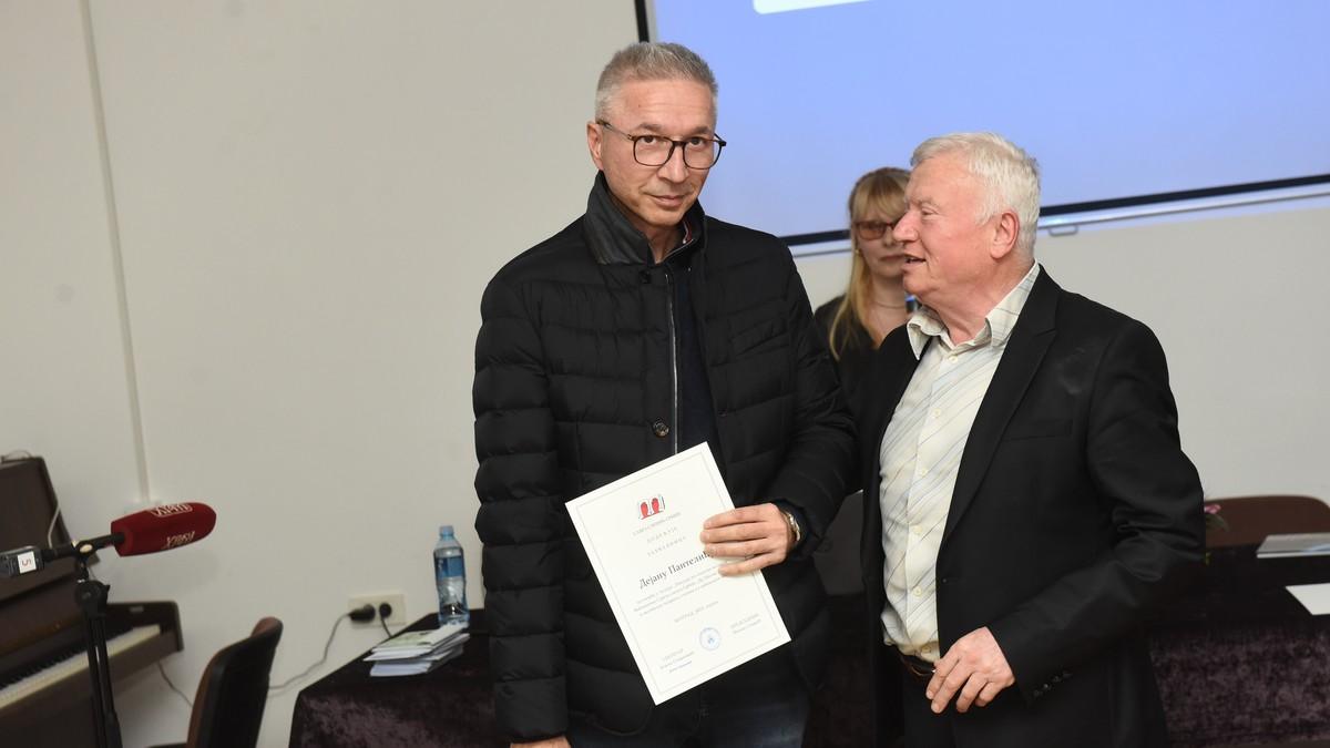 zbog-bolesti-se-davnih-dana-pozdravio-sa-gledaocima:-evo-cime-se-danas-bavi-dejan-pantelic,-nije-skroz-napustio-medije-(foto) zbog-bolesti-se-davnih-dana-pozdravio-sa-gledaocima:-evo-cime-se-danas-bavi-dejan-pantelic,-nije-skroz-napustio-medije-(foto)