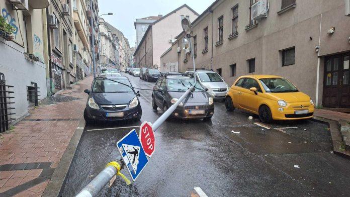 (foto,-video)-pala-bandera,-srusila-se-na-automobil!-drama-u-centru-beograda:-policija-na-licu-mesta