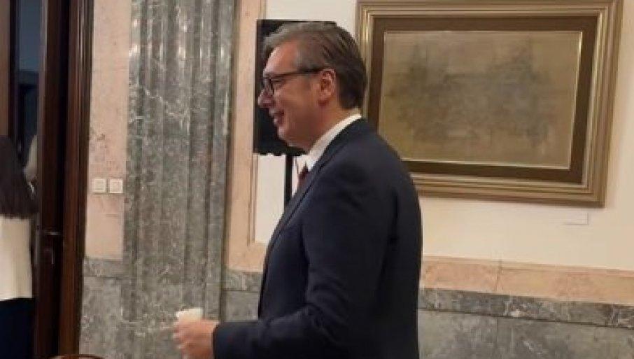 mali-objavio-“sirovi-materijal”!-vucic-se-oprobao-u-badmintonu,-pa-kroz-smeh-porucio:-“ne-mogu-nikako-da-ga-stignem!”-(video) mali-objavio-“sirovi-materijal”!-vucic-se-oprobao-u-badmintonu,-pa-kroz-smeh-porucio:-“ne-mogu-nikako-da-ga-stignem!”-(video)