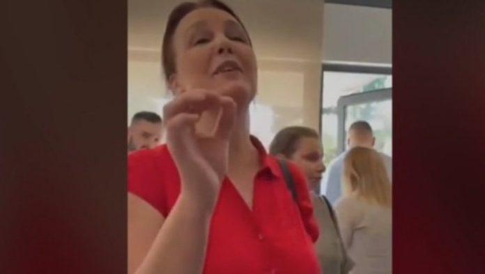 sramno:-grupa-blokadera-vredala-srpsku-vojsku-na-slobodistu-tokom-posete-ministarke-durdevic-stamenkovski-(video)