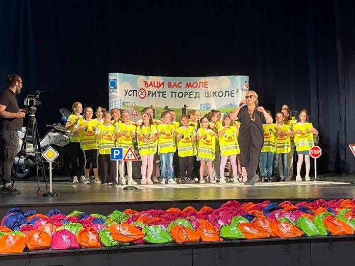 deca-iz-mladenovca-naucila-pravila-bezbednosti-u-saobracaju:-zavrsena-akcija-“daci-vas-mole,-usporite-pored-skole”-(foto)