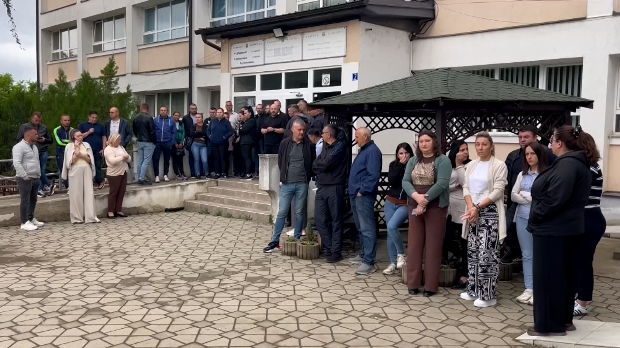 Косовска-Каменица:-Запослени-у-школама-протестовали-због-хапшења-двојице-директора