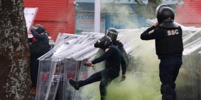 jezive-scene-na-otvaranju-mundijala:-demonstranti-se-sukobili-sa-policijom,-letele-kamenice-i-flase-(video) jezive-scene-na-otvaranju-mundijala:-demonstranti-se-sukobili-sa-policijom,-letele-kamenice-i-flase-(video)