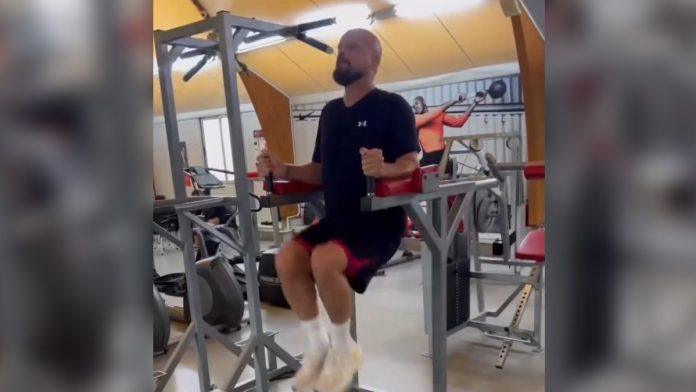 pevac-pokazao-brutalnu-formu-u-54.-godini:-trening-koji-radi-nije-za-svakoga,-oglasio-se-iz-teretane