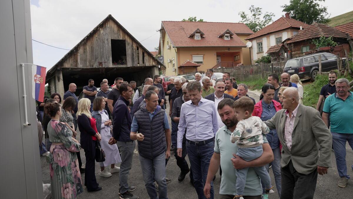 obecano-–-ispunjeno!-drzava-asfaltirala-put-u-mestu-u-kom-zivi-cak-13-malisana,-koji-ce-sada-lakse-stizati-do-skole-–-ovo-je-danas-najveseliji-zaseok-u-srbiji obecano-–-ispunjeno!-drzava-asfaltirala-put-u-mestu-u-kom-zivi-cak-13-malisana,-koji-ce-sada-lakse-stizati-do-skole-–-ovo-je-danas-najveseliji-zaseok-u-srbiji