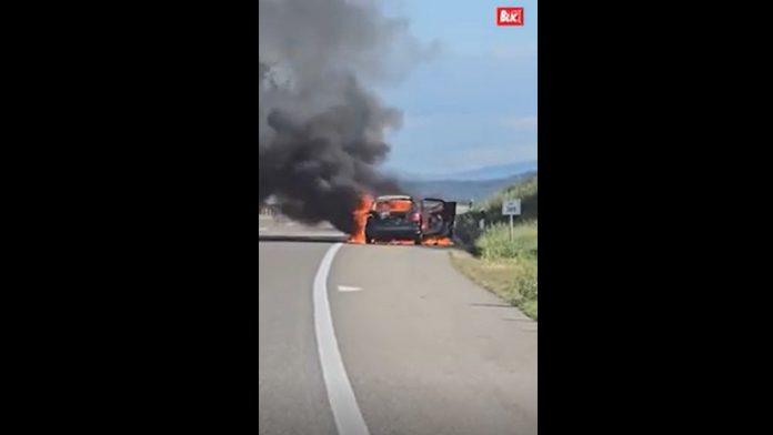 vatra-“guta”-automobil-na-auto-putu-uzas-kod-nisa:-putnici-na-vreme-izasli,-stvaraju-se-veliki-zastoji-(video)