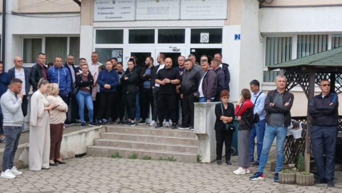 kolege-odrzale-polusatni-protest:-zbog-hapsenja-dvojica-direktora-srpskih-osnovnih-skola-iz-kosovske-kamenice