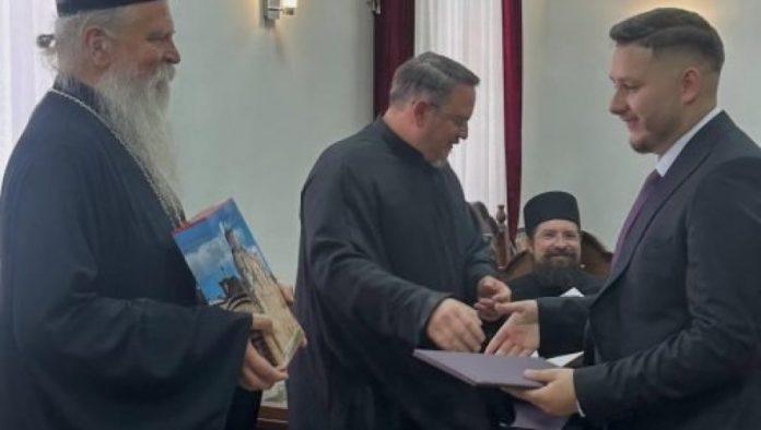 svecanost-u-prizrenskoj-bogosloviji:-urucene-diplome-svrsenim-bogoslovima