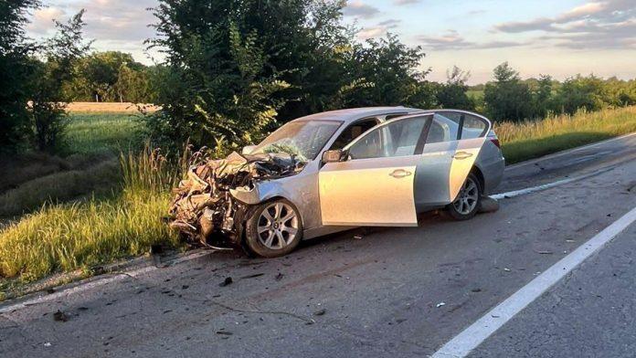 (foto)-bmw-se-zakucao-u-kamion-stravicna-nesreca-kod-beceja:-prednji-deo-automobila-potpuno-unisten