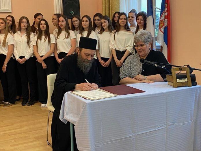 hilandar-i-mitrovacka-gimnazija-ujedinili-snage:-daroviti-ucenici-dobijaju-priliku-da-uce-i-sticu-iskustva-u-jednoj-od-najvecih-srpskih-svetinja-(foto)