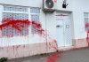 VANDALSKI NAPAD NA STRANAČKE PROSTORIJE Oglasio se OO SNS Surčin: Nasilje i mržnja nikad neće pobediti pristojnu Srbiju (FOTO/VIDEO) vandalski-napad-na-stranacke-prostorije-oglasio-se-oo-sns-surcin:-nasilje-i-mrznja-nikad-nece-pobediti-pristojnu-srbiju-(foto/video)