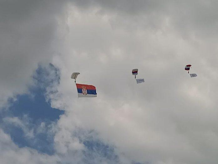 trobojka-od-108-kvadrata-zavijorila-se-iznad-sumadije:-ovako-je-otvoren-veliki-medunarodni-aeromiting-kod-kragujevca-(foto/video)