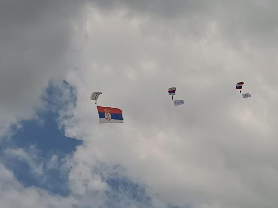 trobojka-od-108-kvadrata-zavijorila-se-iznad-sumadije:-ovako-je-otvoren-veliki-medunarodni-aeromiting-kod-kragujevca-(foto/video) trobojka-od-108-kvadrata-zavijorila-se-iznad-sumadije:-ovako-je-otvoren-veliki-medunarodni-aeromiting-kod-kragujevca-(foto/video)
