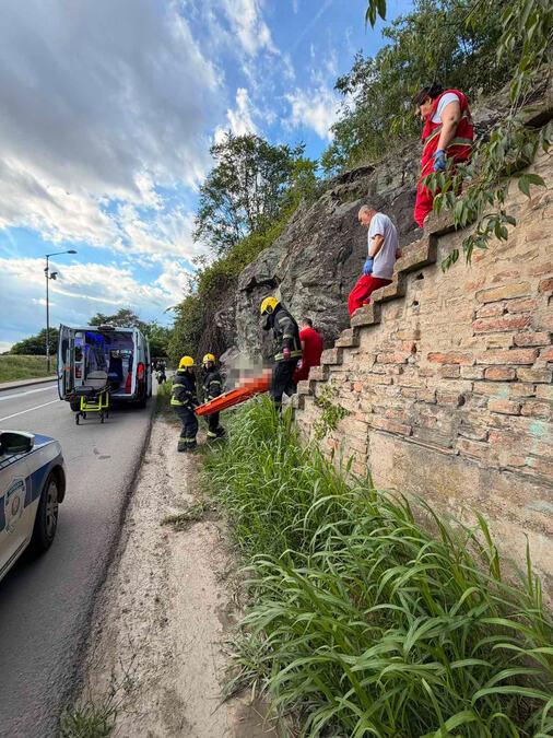 drama-ispod-petrovaradinske-tvrdave!-vatrogasci-spasavali-muskarca-iz-starog-zeleznickog-tunela:-zadobio-povrede,-hitno-prevezen-u-bolnicu-(foto) drama-ispod-petrovaradinske-tvrdave!-vatrogasci-spasavali-muskarca-iz-starog-zeleznickog-tunela:-zadobio-povrede,-hitno-prevezen-u-bolnicu-(foto)