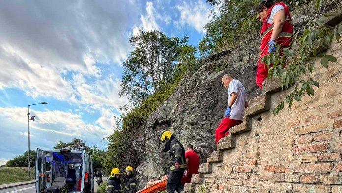 (foto)-drama-u-novom-sadu-muskarac-pronaden-u-podnozju-petrovaradinske-tvrdave:-vatrogasci-ga-izvukli-iz-tunela,-hitno-prevezen-u-bolnicu