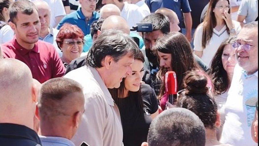 ministri-u-velikom-siljegovcu:-vise-je-nas-koji-volimo-srbiju,-nema-stajanja-pobedicemo-ih-radom-(video) ministri-u-velikom-siljegovcu:-vise-je-nas-koji-volimo-srbiju,-nema-stajanja-pobedicemo-ih-radom-(video)