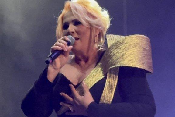 ovo-je-cuvala-u-strogoj-tajnosti!-sok-bomba-na-caninom-koncertu,-pevacica-na-ivici-suza!-(video) ovo-je-cuvala-u-strogoj-tajnosti!-sok-bomba-na-caninom-koncertu,-pevacica-na-ivici-suza!-(video)