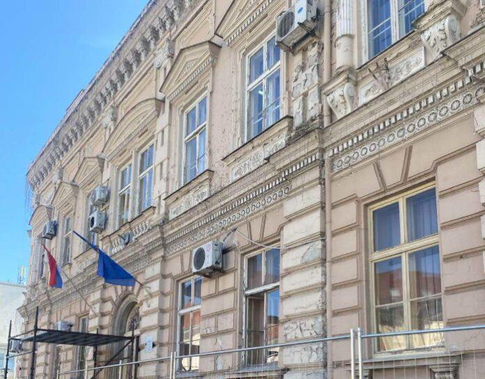 obnavlja-se-jedna-od-najpoznatijih-zgrada-u-sremu!-za-rekonstrukciju-policijske-uprave-u-mitrovici-planirano-cak-167-miliona-dinara