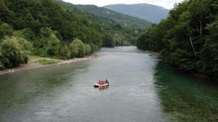 tragedija-na-raftingu!-prevrnuo-se-camac,-jedna-osoba-poginula-na-licu-mesta