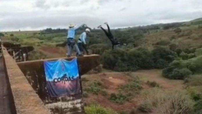 mariju-(21)-bacili-sa-mosta-u-smrt,-pa-pobegli:-njen-verenik-gledao-kako-pada-sa-visine-od-40-metara,-pa-zanemeo-(uznemirujuci-video)