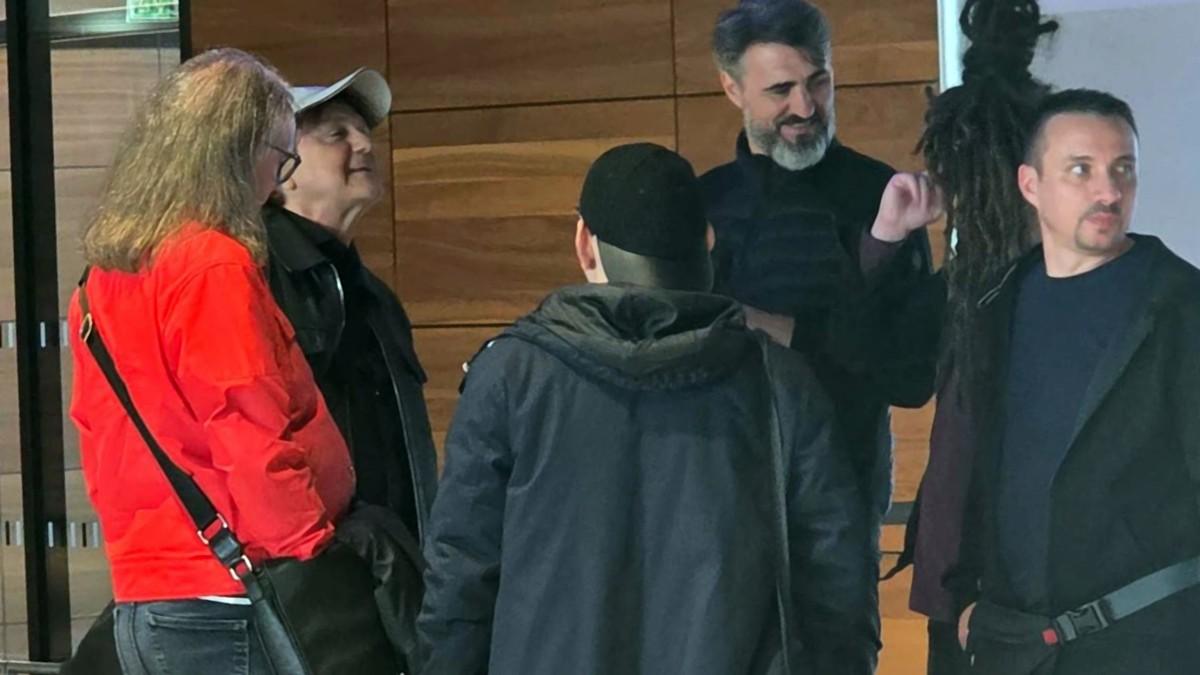 (paparaco)-zdravko-colic-u-nesvakidasnjem-izdanju-stavio-kacket-na-glavu-i-zakamuflirao-se,-a-evo-gde-smo-ga-uhvatili (paparaco)-zdravko-colic-u-nesvakidasnjem-izdanju-stavio-kacket-na-glavu-i-zakamuflirao-se,-a-evo-gde-smo-ga-uhvatili