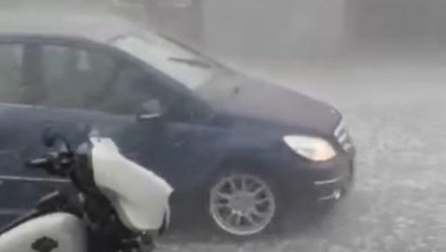 nevreme-vec-pravi-haos-u-srbiji:-ulice-pod-vodom,-grad-tuce-vojvodinu,-a-ovaj-strasan-oblak-hrli-direktno-ka-beogradu-(foto/video) nevreme-vec-pravi-haos-u-srbiji:-ulice-pod-vodom,-grad-tuce-vojvodinu,-a-ovaj-strasan-oblak-hrli-direktno-ka-beogradu-(foto/video)
