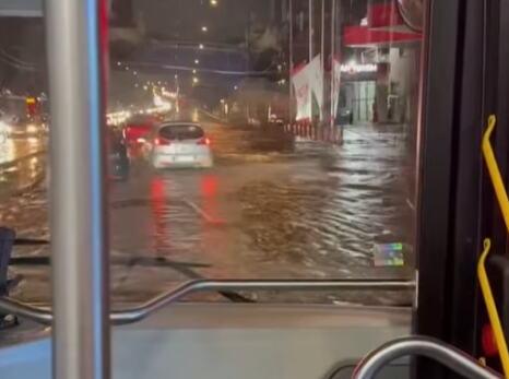 totalni-kolaps-u-beogradu-nakon-nevremena:-ulice-pod-vodom,-saobracaj-u-ovim-delovima-prestonice-stao!-(video) totalni-kolaps-u-beogradu-nakon-nevremena:-ulice-pod-vodom,-saobracaj-u-ovim-delovima-prestonice-stao!-(video)