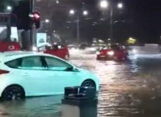 NEZAPAMĆENI POTOP U BEOGRADU: Autobusi zaglavljeni u bujici, Višnjička blokirana, stvorio se vodopad kod Zmaja (VIDEO) nezapamceni-potop-u-beogradu:-autobusi-zaglavljeni-u-bujici,-visnjicka-blokirana,-stvorio-se-vodopad-kod-zmaja-(video)