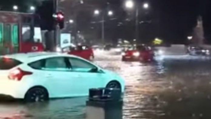 nezapamceni-potop-u-beogradu:-autobusi-zaglavljeni-u-bujici,-visnjicka-blokirana,-stvorio-se-vodopad-kod-zmaja-(video)