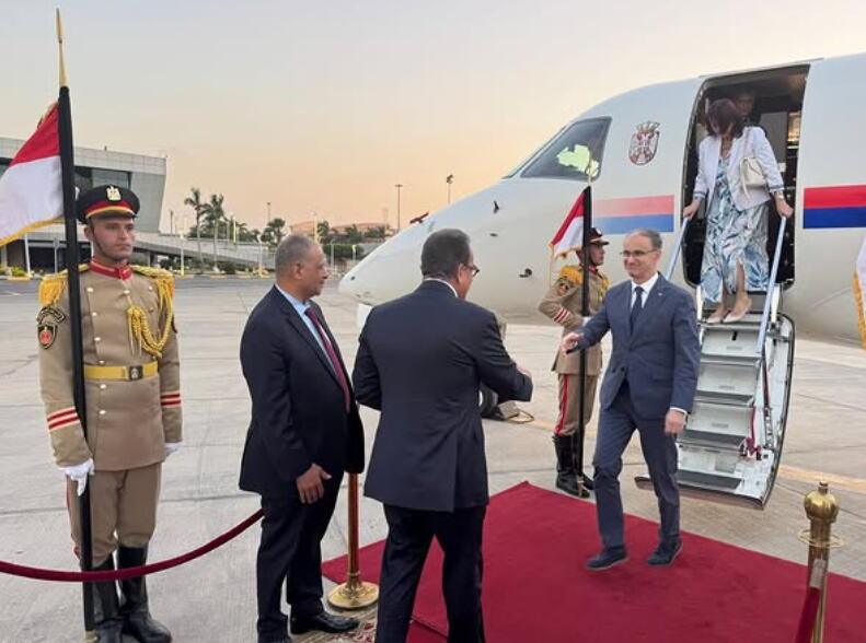 docek-na-aerodromu-macut-doputovao-u-kairo-u-visednevnu-poseti-egiptu-(video) docek-na-aerodromu-macut-doputovao-u-kairo-u-visednevnu-poseti-egiptu-(video)
