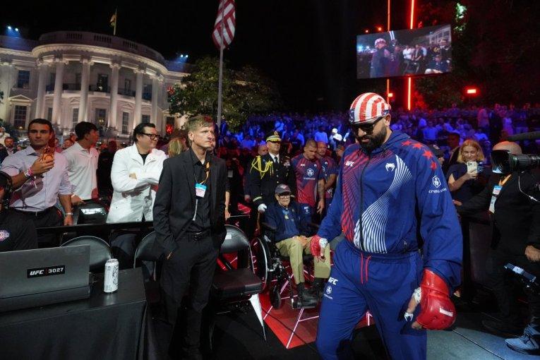 “ona-je-muskarac!”-amerikanac-pomenuo-majku-svog-rivala,-a-zgrozio-sve-izjavom-o-nekadasnjoj-prvoj-dami-amerike-(video) “ona-je-muskarac!”-amerikanac-pomenuo-majku-svog-rivala,-a-zgrozio-sve-izjavom-o-nekadasnjoj-prvoj-dami-amerike-(video)