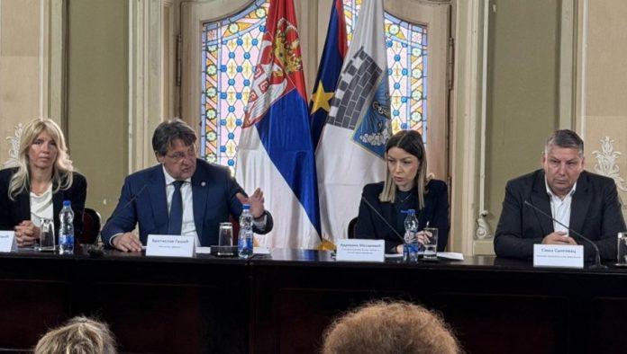 mesarovic-i-gasic-u-zrenjaninu-s-gradanima:-veliko-interesovanje-za-posao-u-vojsci-srbije