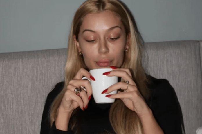 sok!-tea-tairovic-objavila-fotku-iz-kreveta-pred-nastup!-bez-trunke-sminke-pije-kafu:-punim-baterije-da-lomim-(foto)