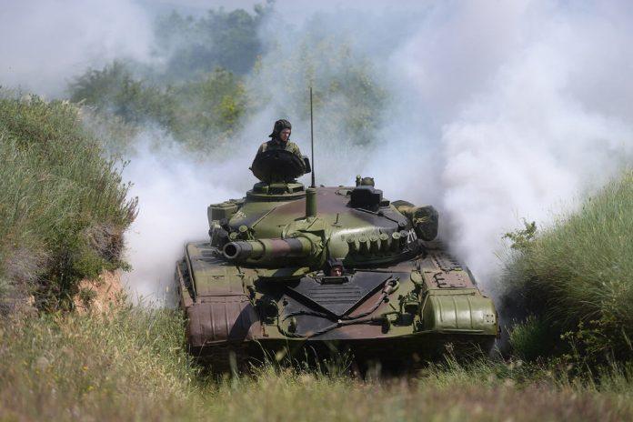 redovna-obuka-tenkista-vojske-srbije:-intenzivne-vezbe-na-m-84-simulatorima-i-poligonu-kod-nisa-(foto)