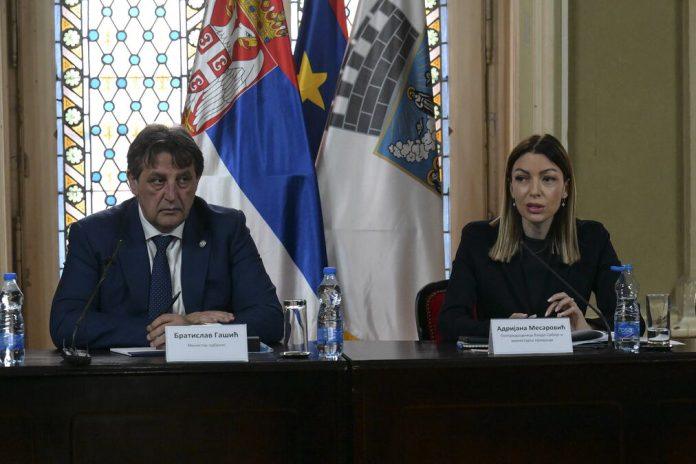 ministar-gasic-i-ministarka-mesarovic-sa-gradanima-u-zrenjaninu:-vojska-srbije-otvara-nova-radna-mesta-i-jaca-kadrovske-kapacitete!-(foto)