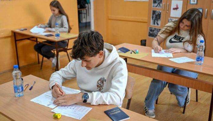 ovo-je-danas-najvise-namucilo-osmake:-mali-maturanti-otkrili-da-li-je-laksi-test-iz-srpskog-ili-matematike