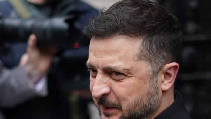 (foto)-zelenski-stigao-na-samit-g7,-svi-gledaju-u-njega-u-neverici:-ukrajinski-predsednik-iznenadio-izgledom