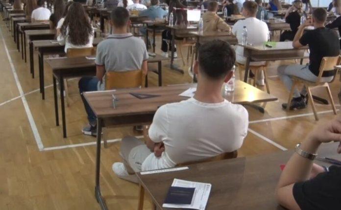 “srpski-sam-uradio-bolje-nego-matematiku”-ucenici-u-strpcu-posle-drugog-dana-male-mature-i-testa-iz-matematike-(foto/video)