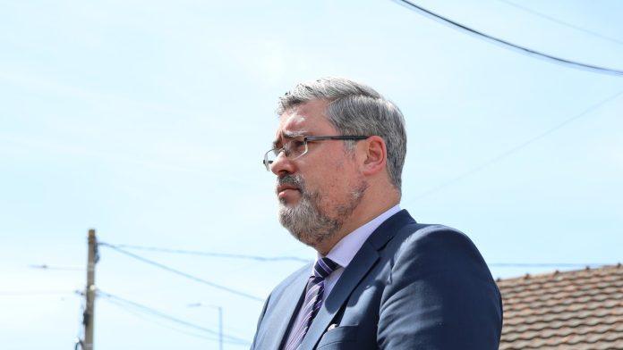 “najnovije-poglavlje-kurtijeve-kampanje-vatre-i-besa”-starovic-o-zatvaranju-klinike-u-kamenici:-“srbima-se-uskracuju-osnovne-usluge-dok-svet-cuti”