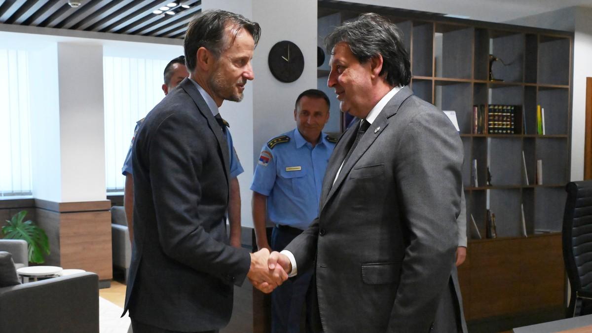 gasic-sa-bekeratom-o-saradnji-srbije-i-evropske-unije-u-oblasti-odbrane:-srbija-podigla-nivo-usaglasavanja-sa-eu,-sada-najvisi-od-2014.-godine gasic-sa-bekeratom-o-saradnji-srbije-i-evropske-unije-u-oblasti-odbrane:-srbija-podigla-nivo-usaglasavanja-sa-eu,-sada-najvisi-od-2014.-godine