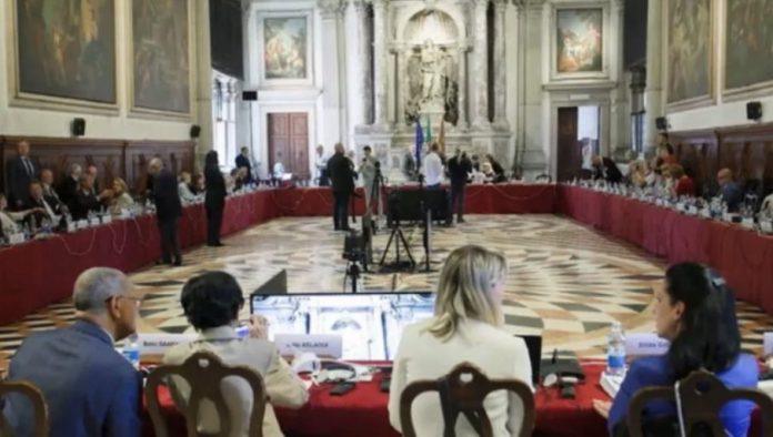 venecijanska-komisija-objavila-finalni-izvestaj:-blokaderi-na-aparatima,-samo-pohvale-za-srbiju