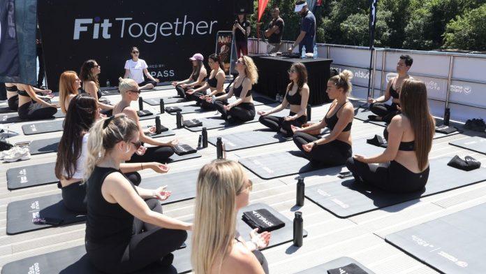 fit-together-brod-je-isplovio!-vezbacice-i-influenserke-se-pokrenule-uz-jogu-na-suncanoj-plovidbi-dunavom